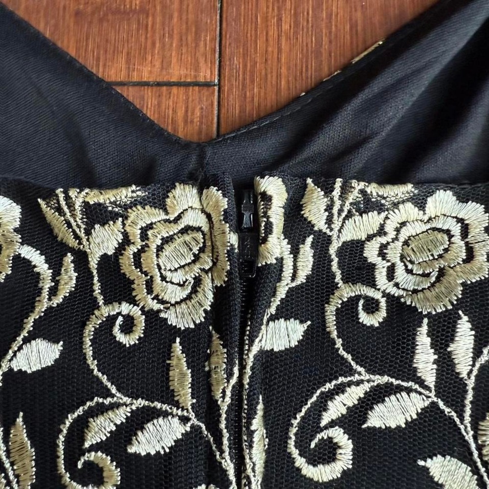 Vintage Black and Gold Tank - Picture 8 of 8